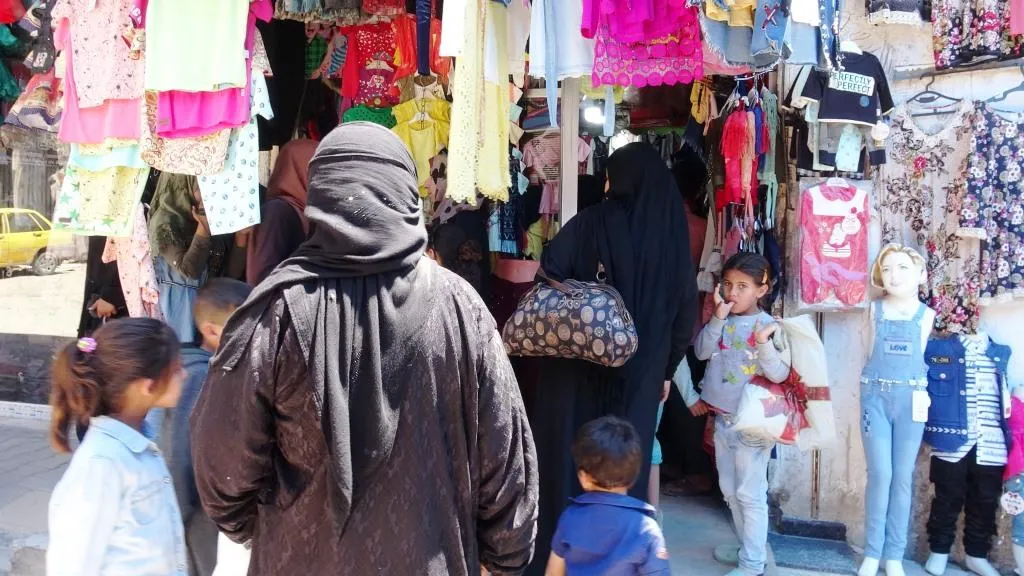Bi nêzbûna cejnê re pêla şêniyan li sûkên Reqayê