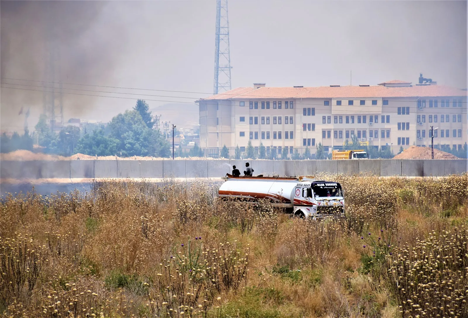 Li Serêkaniyê artêşa Tirk 25 donim zevî şewitand