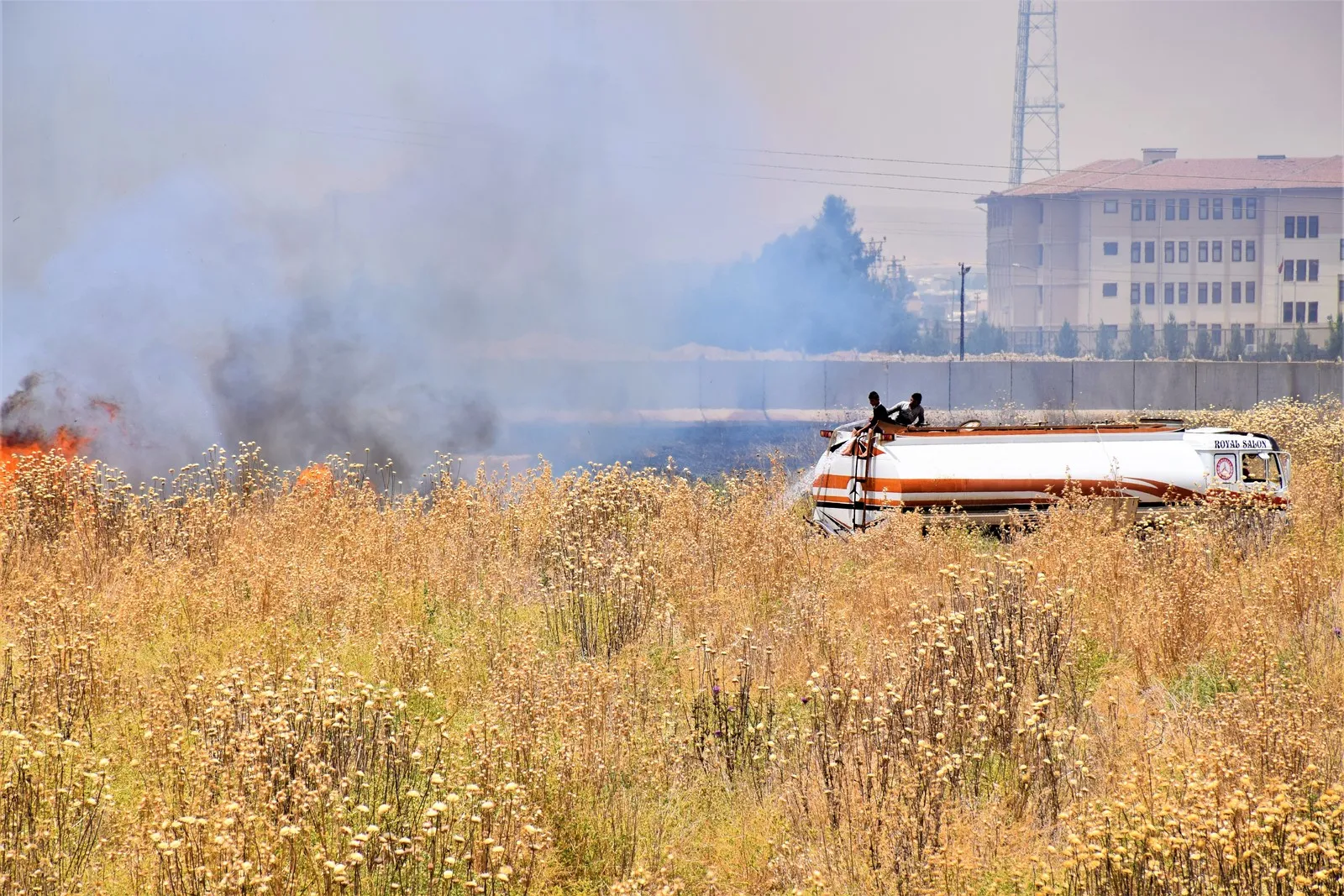 Li Serêkaniyê artêşa Tirk 25 donim zevî şewitand