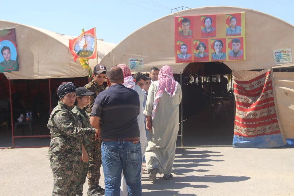 Bi dehan sersaxî ji malbatên her sê şehîdên Kobanê re xwestin