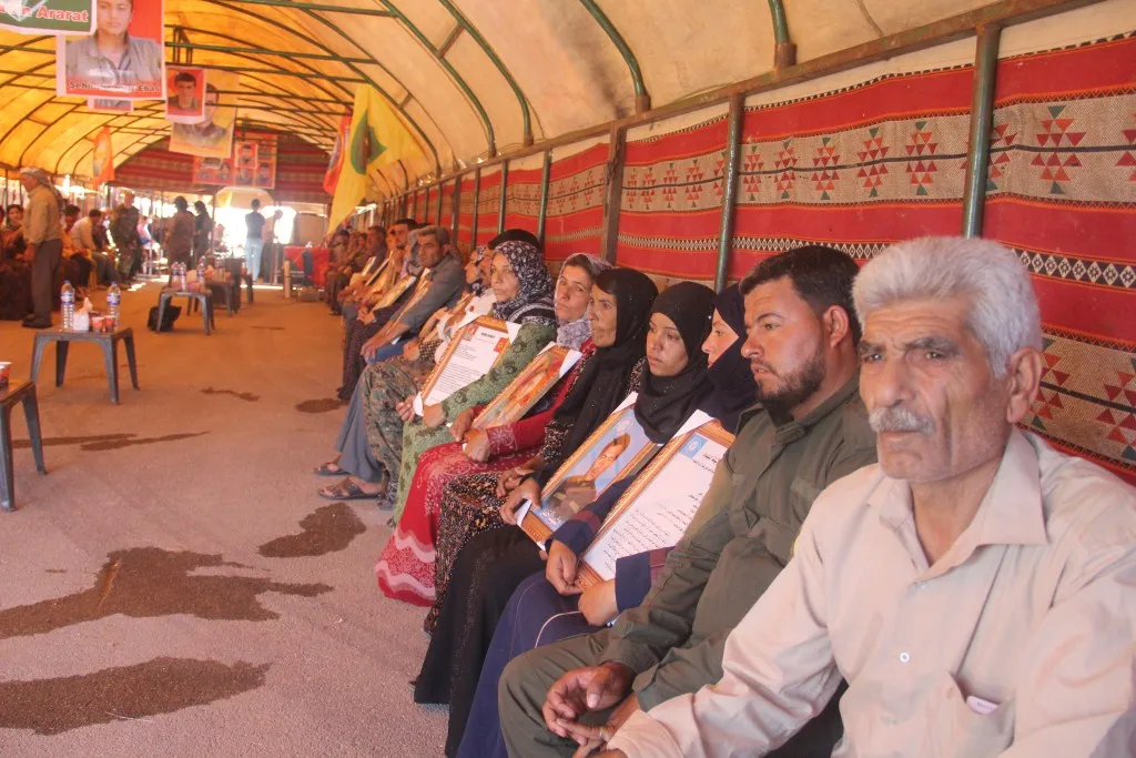 Bi dehan sersaxî ji malbatên her sê şehîdên Kobanê re xwestin