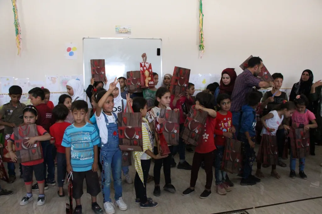 Piştî bidawîkirina dewreyê xelat li zarokên şehîdan hate belavkirin