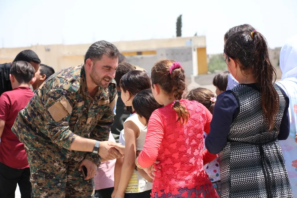 Piştî bidawîkirina dewreyê xelat li zarokên şehîdan hate belavkirin