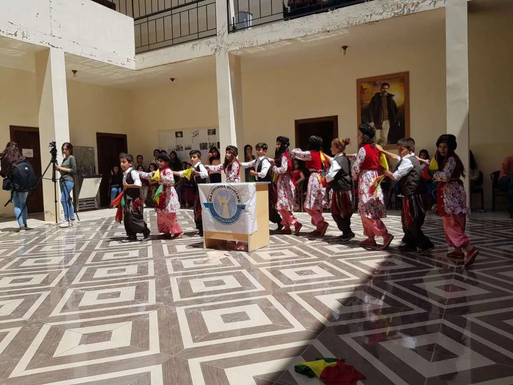 Zanîngeha Kobanê sala xwe ya xwendinê bi şahiyekê bidawî kir