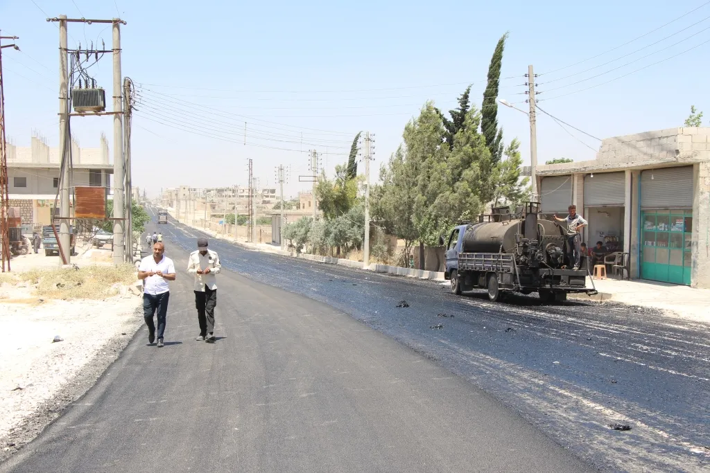 Şaredariya Minbicê dest bi zîftkirina rêyan kir