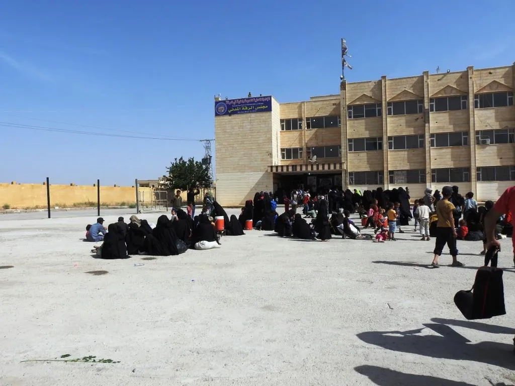 Koçberên kampa Holê: Em spasiya Rêveberiya Xweser û şêxên eşîran dikin