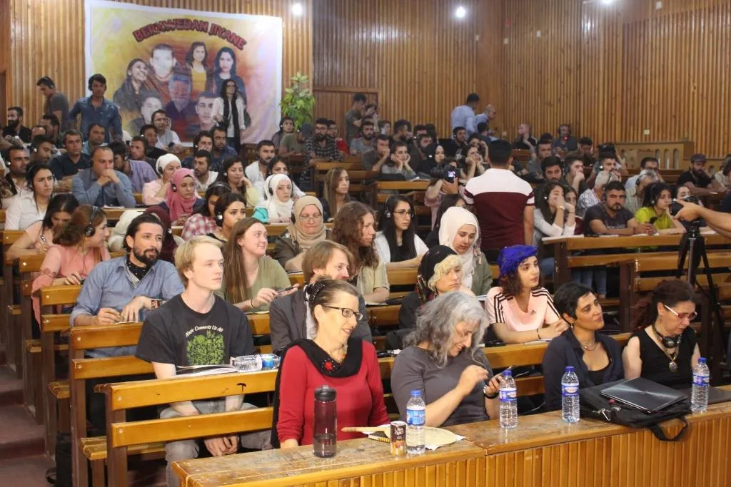 Şandeya rojavayî li Zanîngeha Rojava semîner da