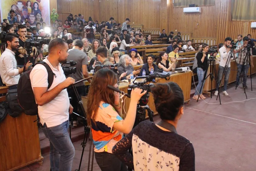 Şandeya rojavayî li Zanîngeha Rojava semîner da