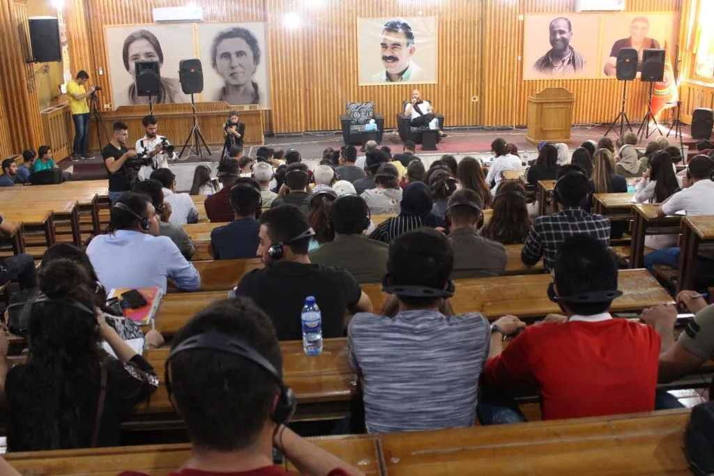 Şandeya rojavayî li Zanîngeha Rojava semîner da