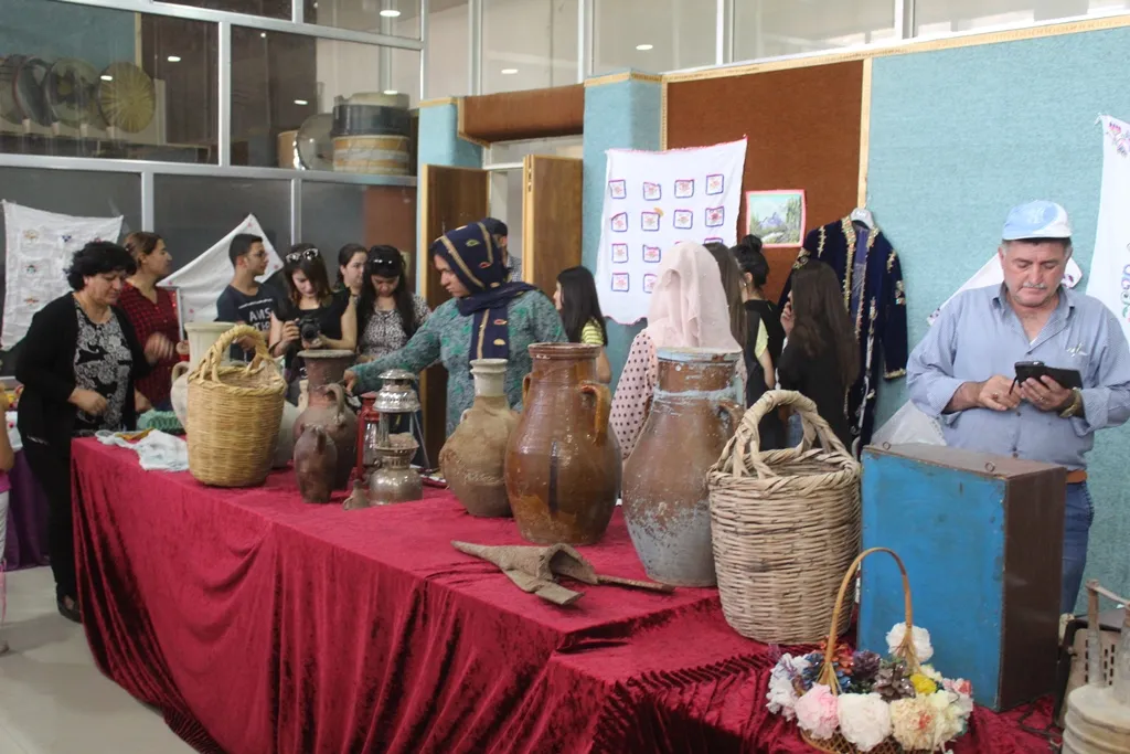 Li Dêrikê pêşangeha keleporî û hunerên destan