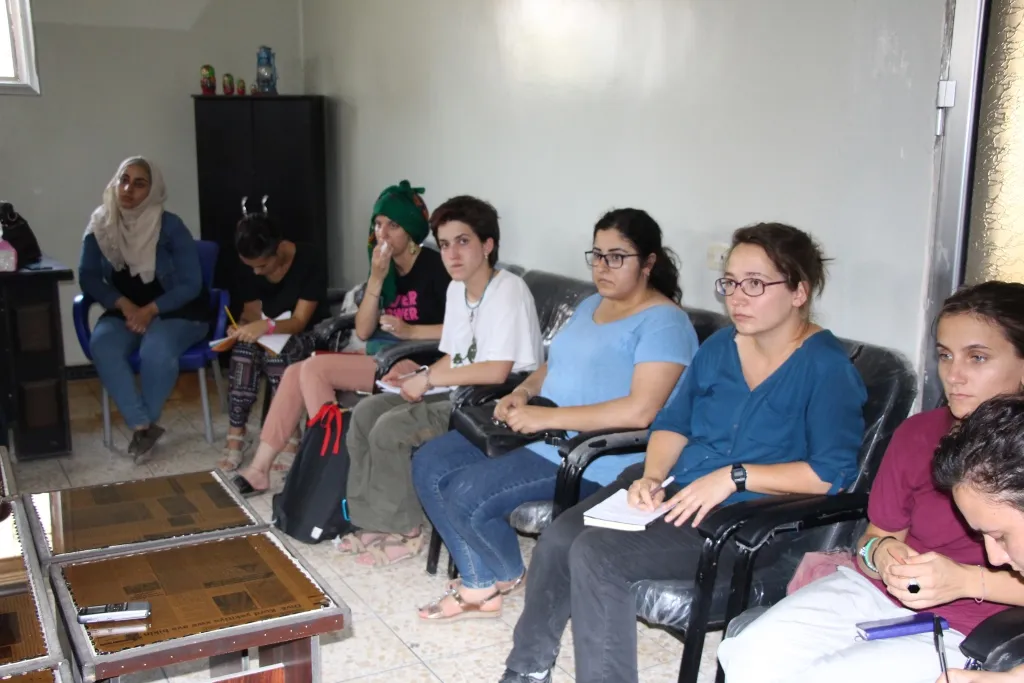 Şandeya Tevgera Feminist a Îtalyayê serdana Minbicê kir