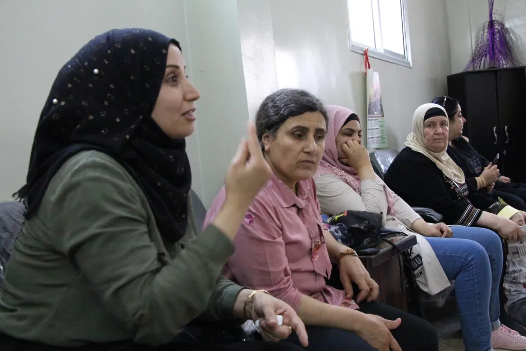 Şandeya Tevgera Feminist a Îtalyayê serdana Minbicê kir