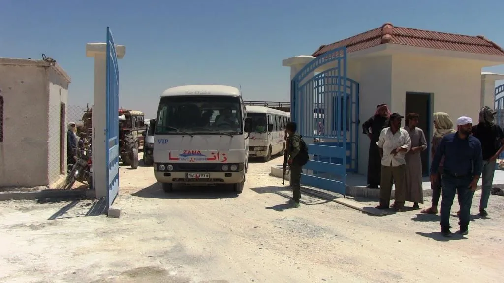 Komîteya Karûbarên Civakî ya Tebqayê dest bi veguhestina koçberên kampa Tihwênê kir