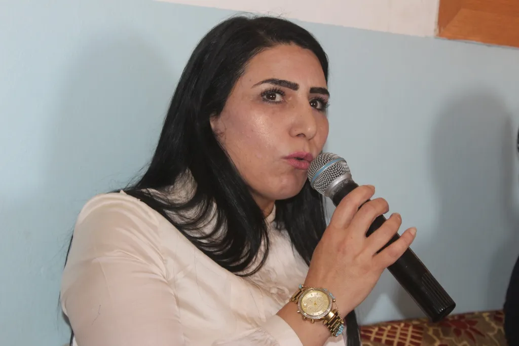 Bi helbestan pesnê şoreşê dan