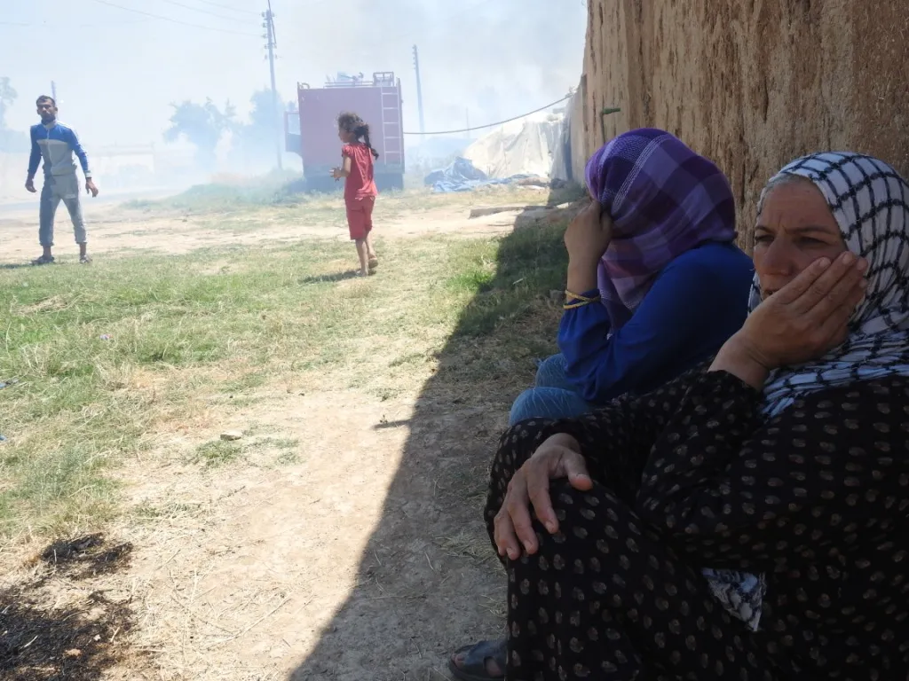 Hezar donim zevî li Girê Spî şewitî û agir nêzî taxên bajêr dibe