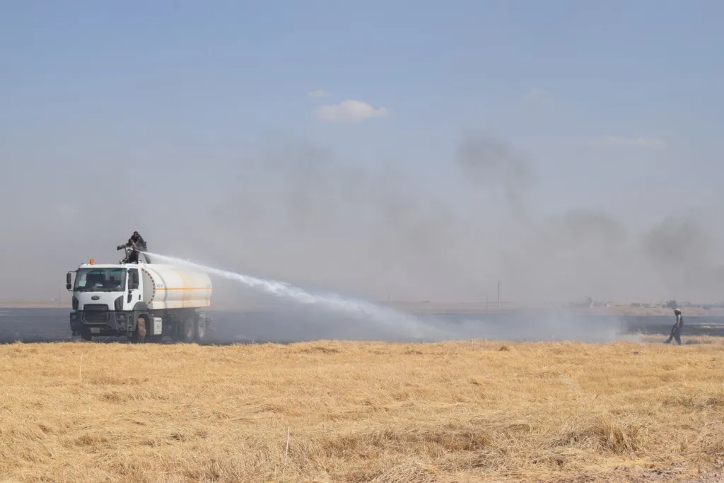 Zeviyên gundên rojavayê Girê Spî dişewitin