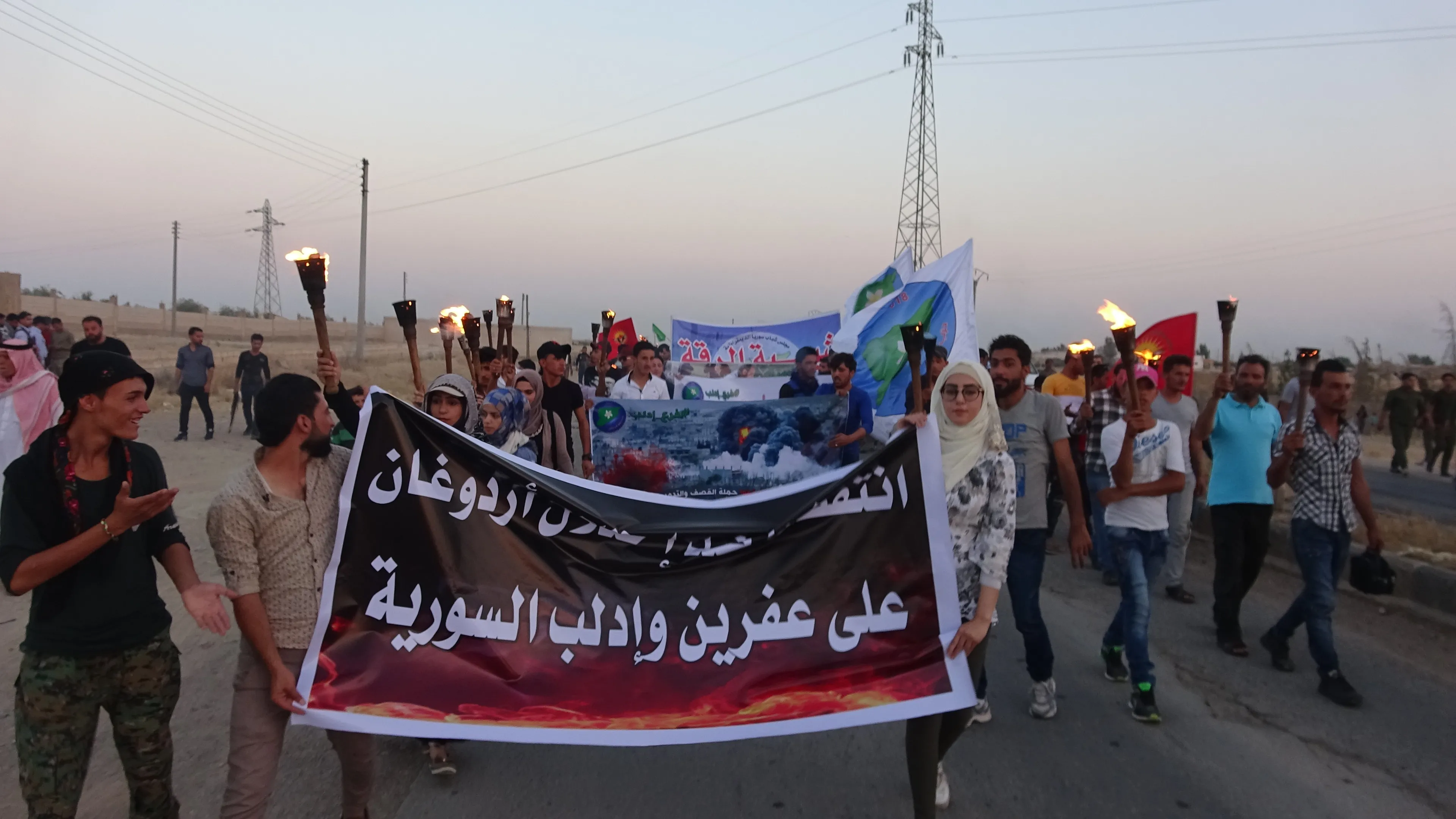 Li Reqayê bi sedan kes li dijî binpêkirinên dagirkeriya Tirk meşiyan