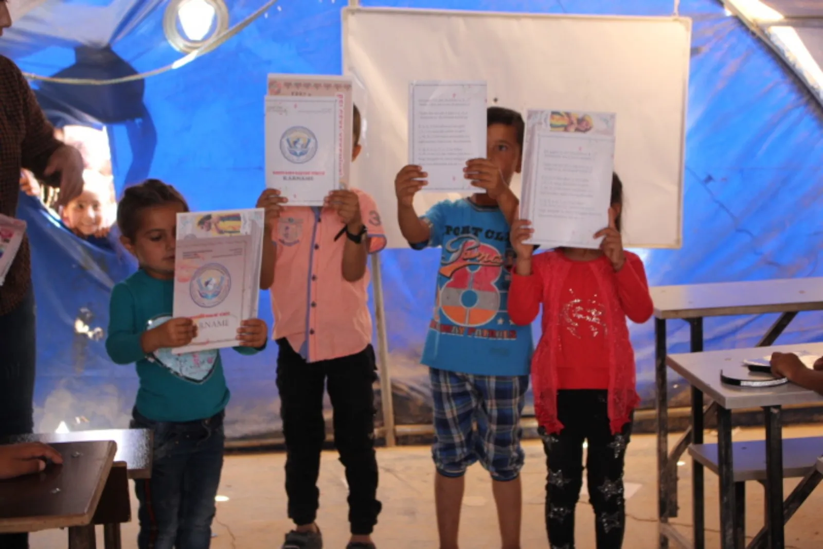 Xwendekarên herêma Efrînê karname wergirtin