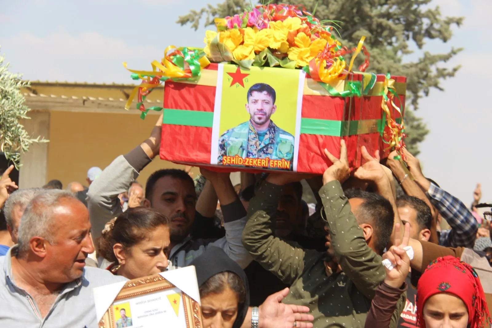Şehîdê Efrînê Zekeriyê ji aliyê hezaran ve hate veşartin