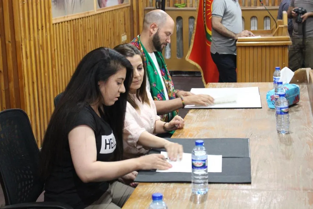 Şandeya rojavayî  û zanîngeha Rojava hevpeyman îmze kir