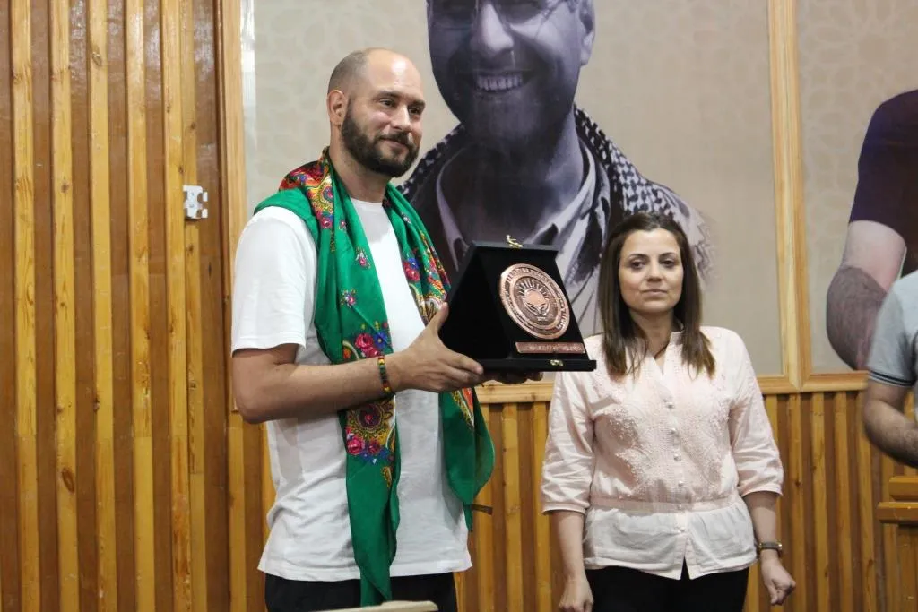 Şandeya rojavayî  û zanîngeha Rojava hevpeyman îmze kir