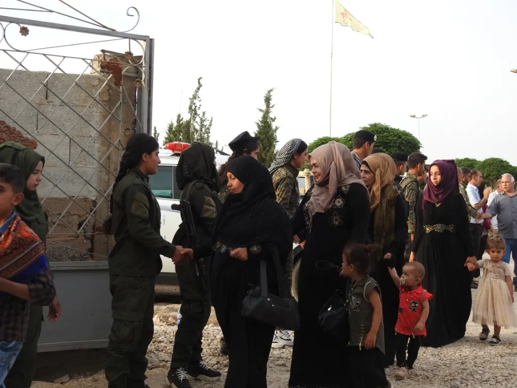 YPG û YPJ`ê malbatên şehîdan vexwendin xwarina fitarê