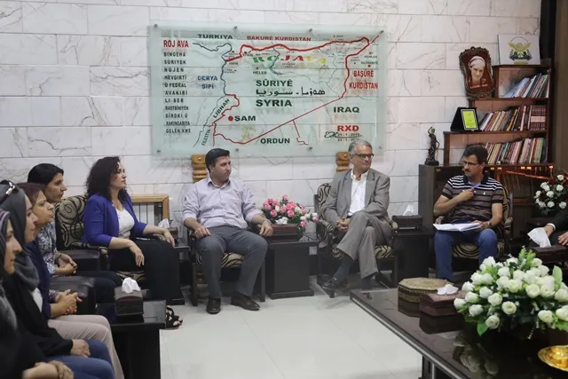 Şandeya Siwêdê serdana Rêveberiya Xweser a Cizîrê û Mala Birîndaran kir