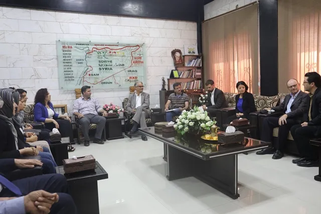 Şandeya Siwêdê serdana Rêveberiya Xweser a Cizîrê û Mala Birîndaran kir