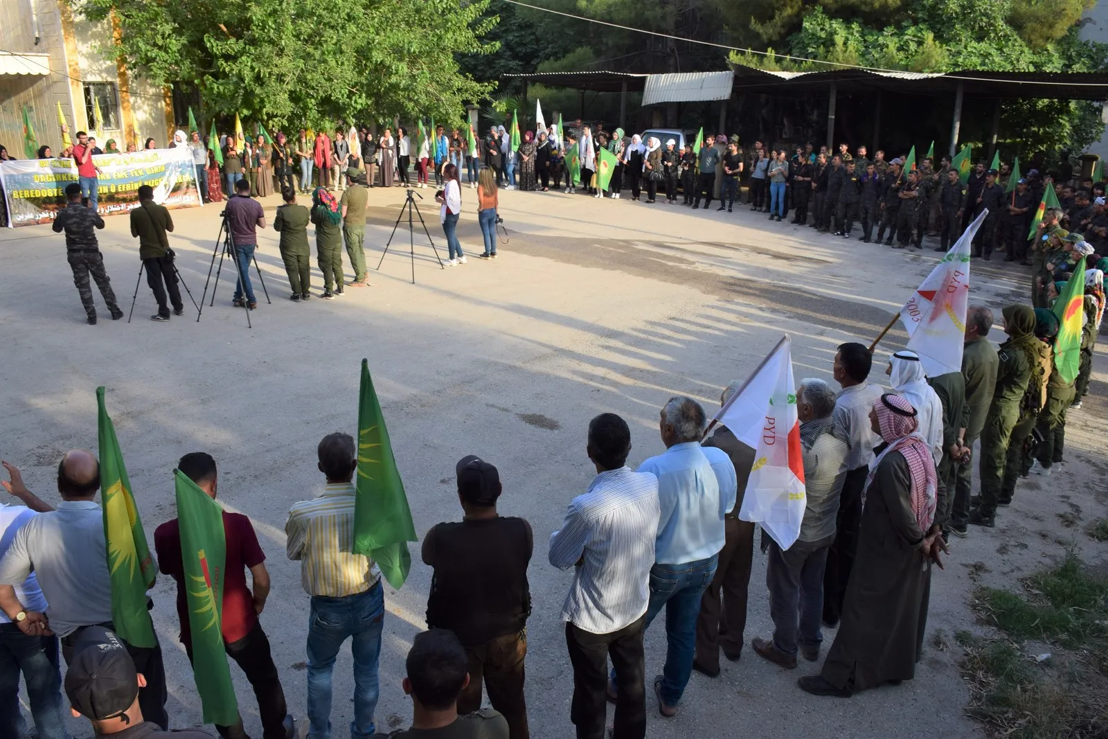 Şêniyên Serêkaniyê êrîşên Tirkiyê li ser herêmên Başûr protesto kirin