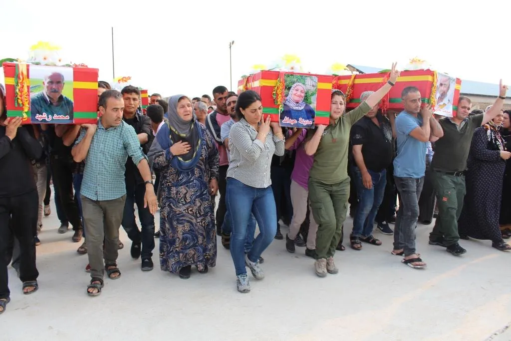 Cenazeyê endamên malbata efrînî bi merasîmekê li Qamişlo hatin veşartin