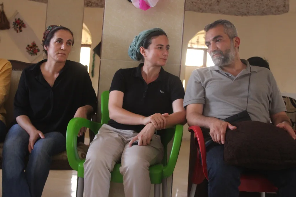Şandeya ji Ewropa û Amerîkayê serdana gundê Jinwar kir