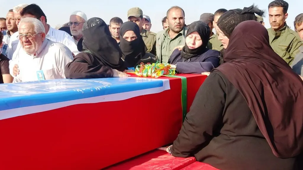 Şêniyên Reqayê cenazeyê şehîd Ebû Nemir oxir kir