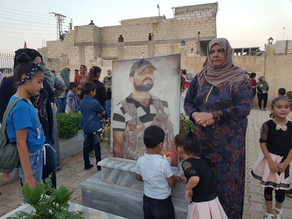 Şêniyên Kobanê mûm li ser gorên şehîdên komkujiya 25`ê Hezîranê vêxistin
