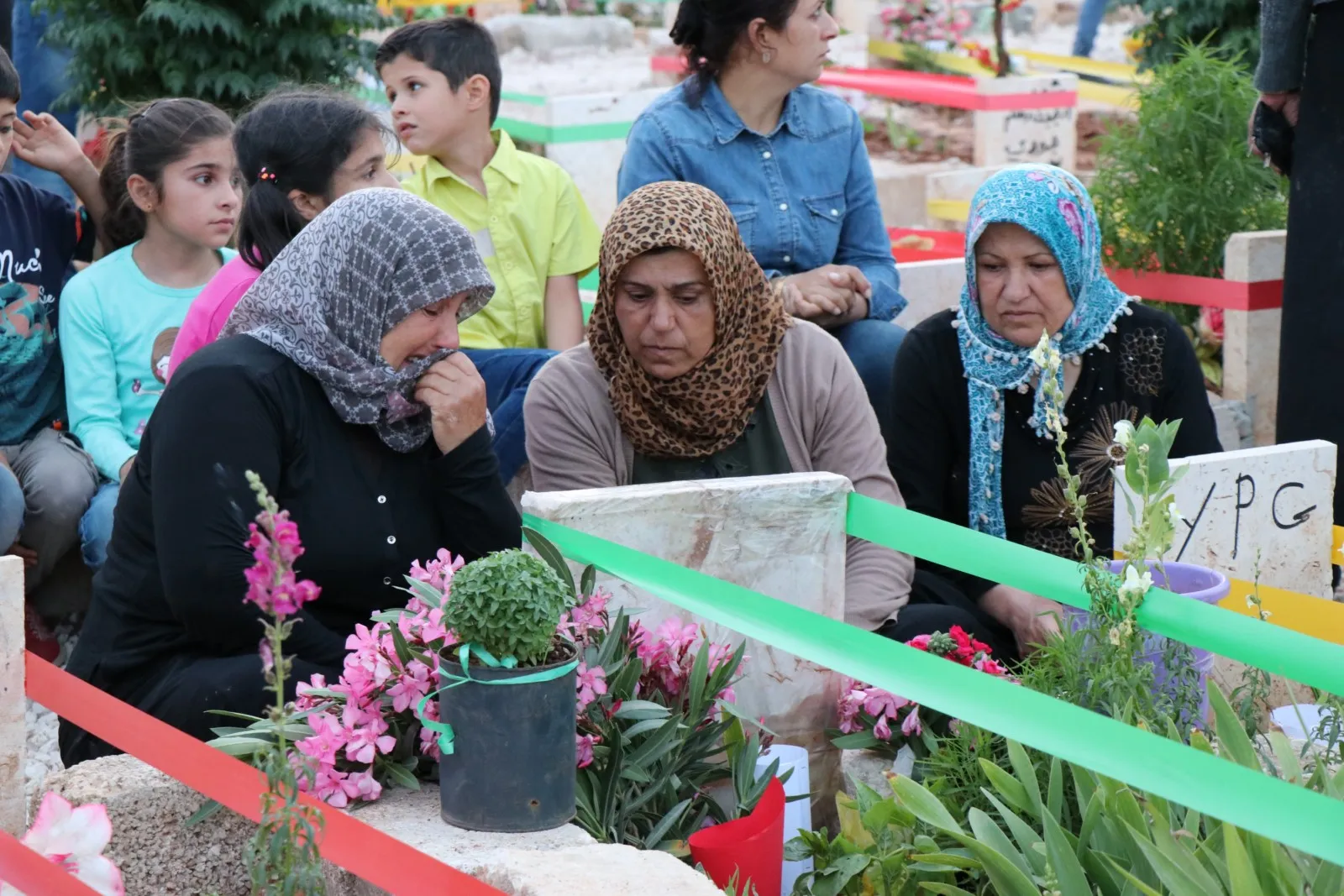 Gorên şehîdên Bakur û Rojhilatê Sûriyê bi gul û mûman xemilîn