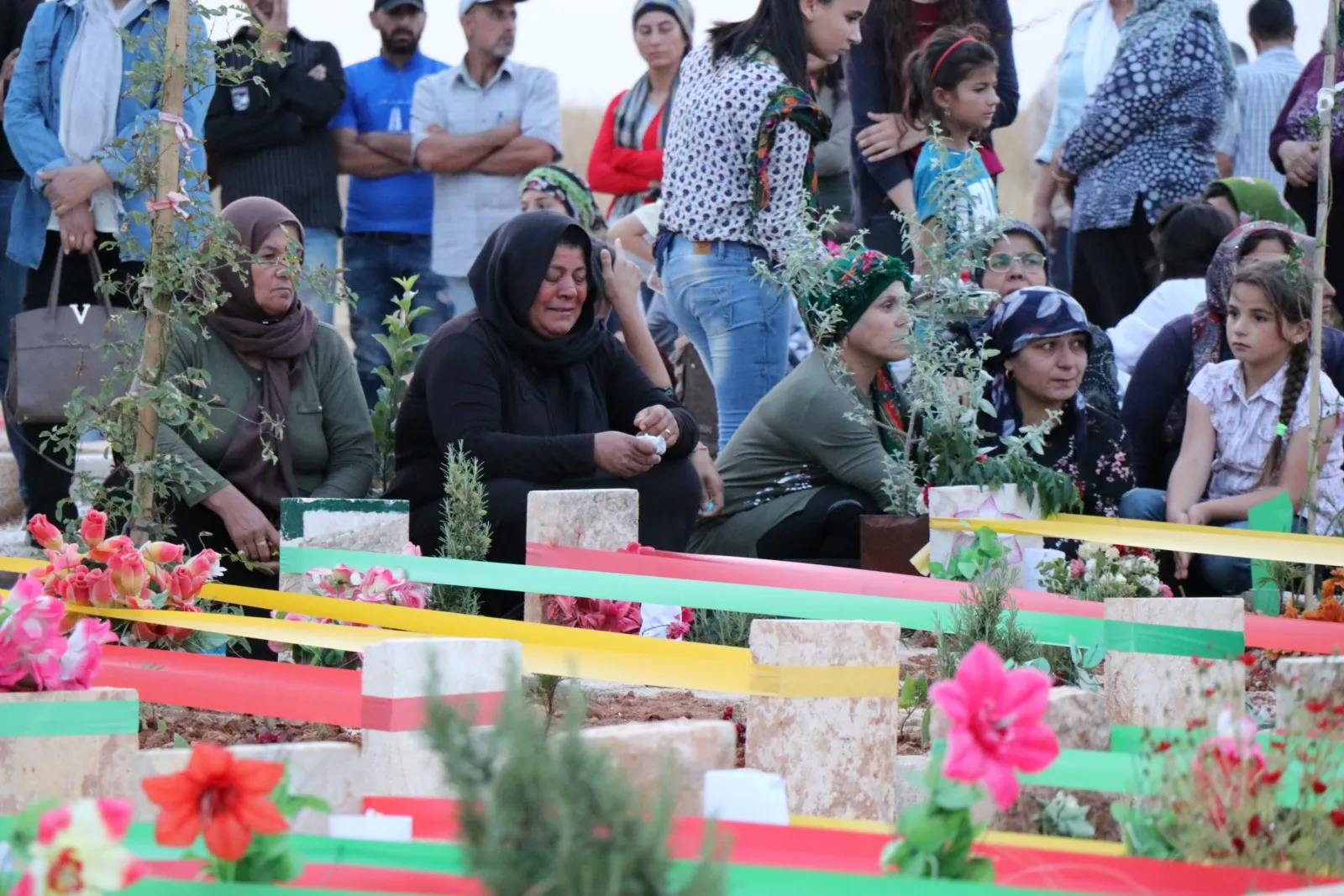 Gorên şehîdên Bakur û Rojhilatê Sûriyê bi gul û mûman xemilîn