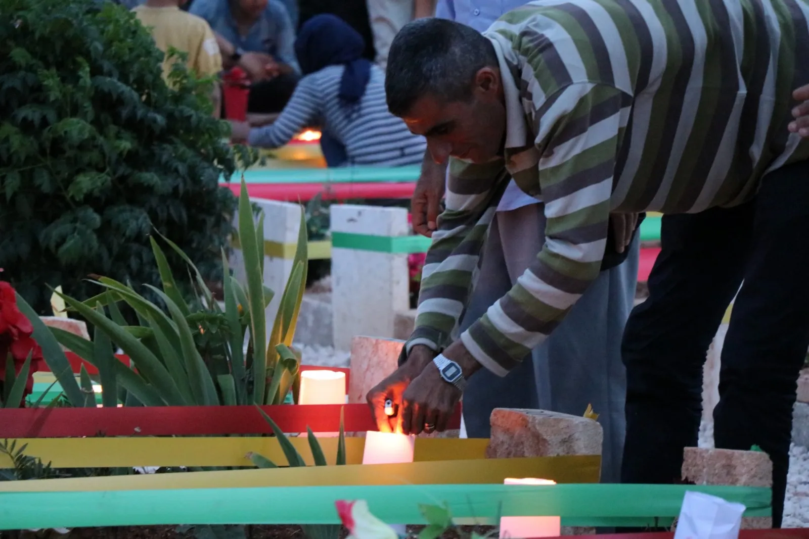 Gorên şehîdên Bakur û Rojhilatê Sûriyê bi gul û mûman xemilîn
