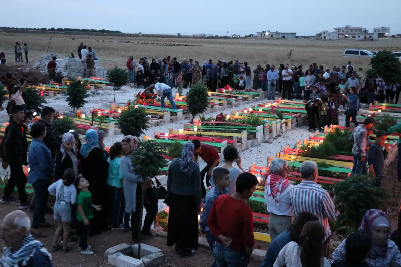 Gorên şehîdên Bakur û Rojhilatê Sûriyê bi gul û mûman xemilîn