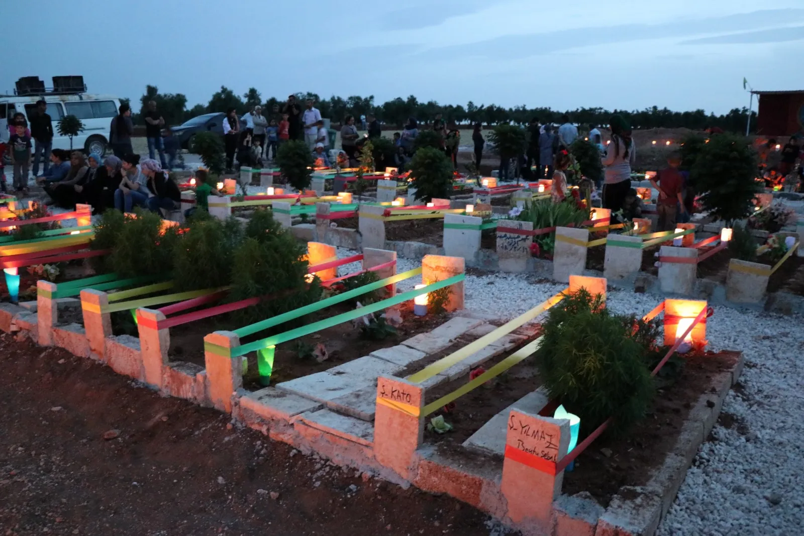 Gorên şehîdên Bakur û Rojhilatê Sûriyê bi gul û mûman xemilîn