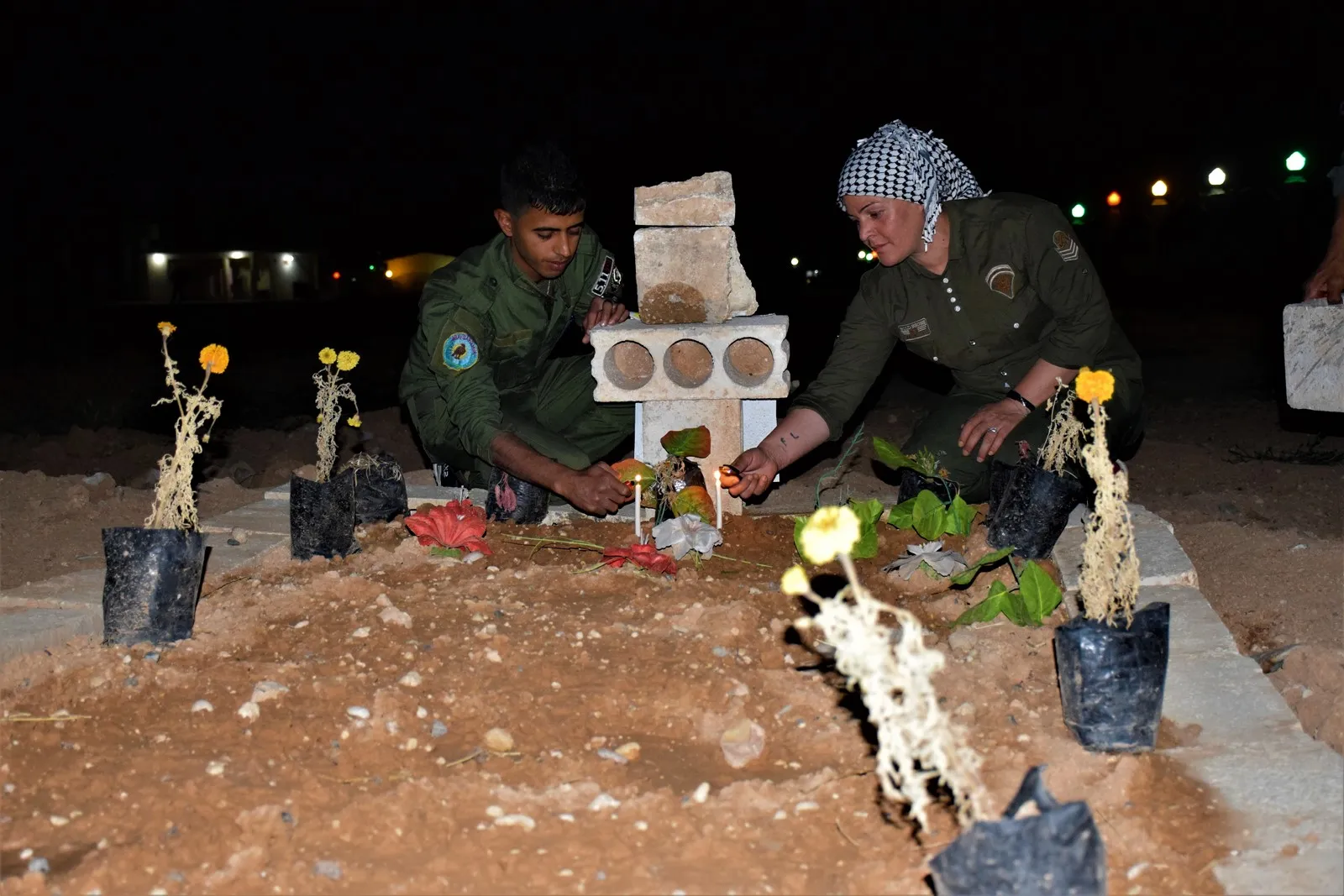 Gorên şehîdên Bakur û Rojhilatê Sûriyê bi gul û mûman xemilîn