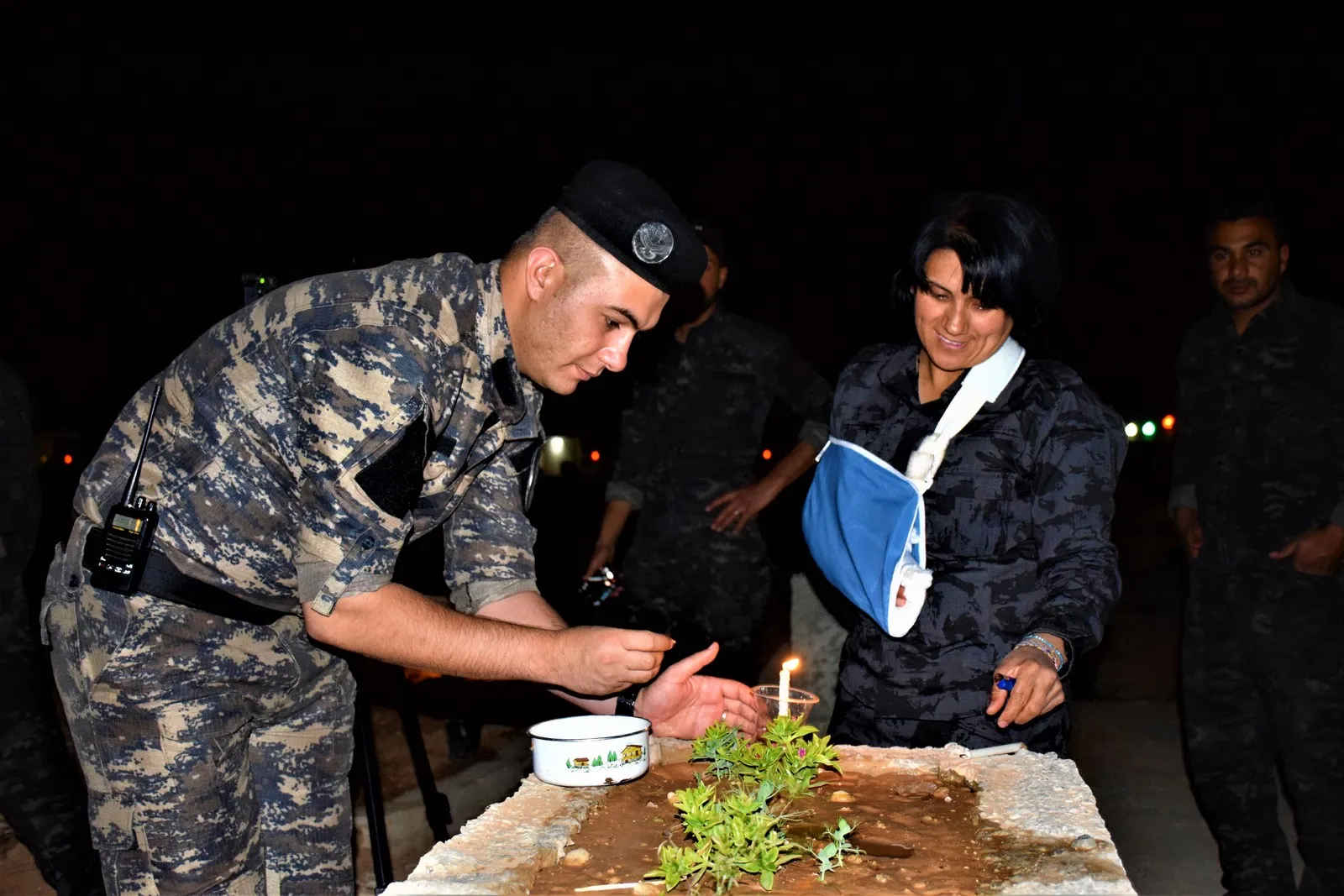 Gorên şehîdên Bakur û Rojhilatê Sûriyê bi gul û mûman xemilîn