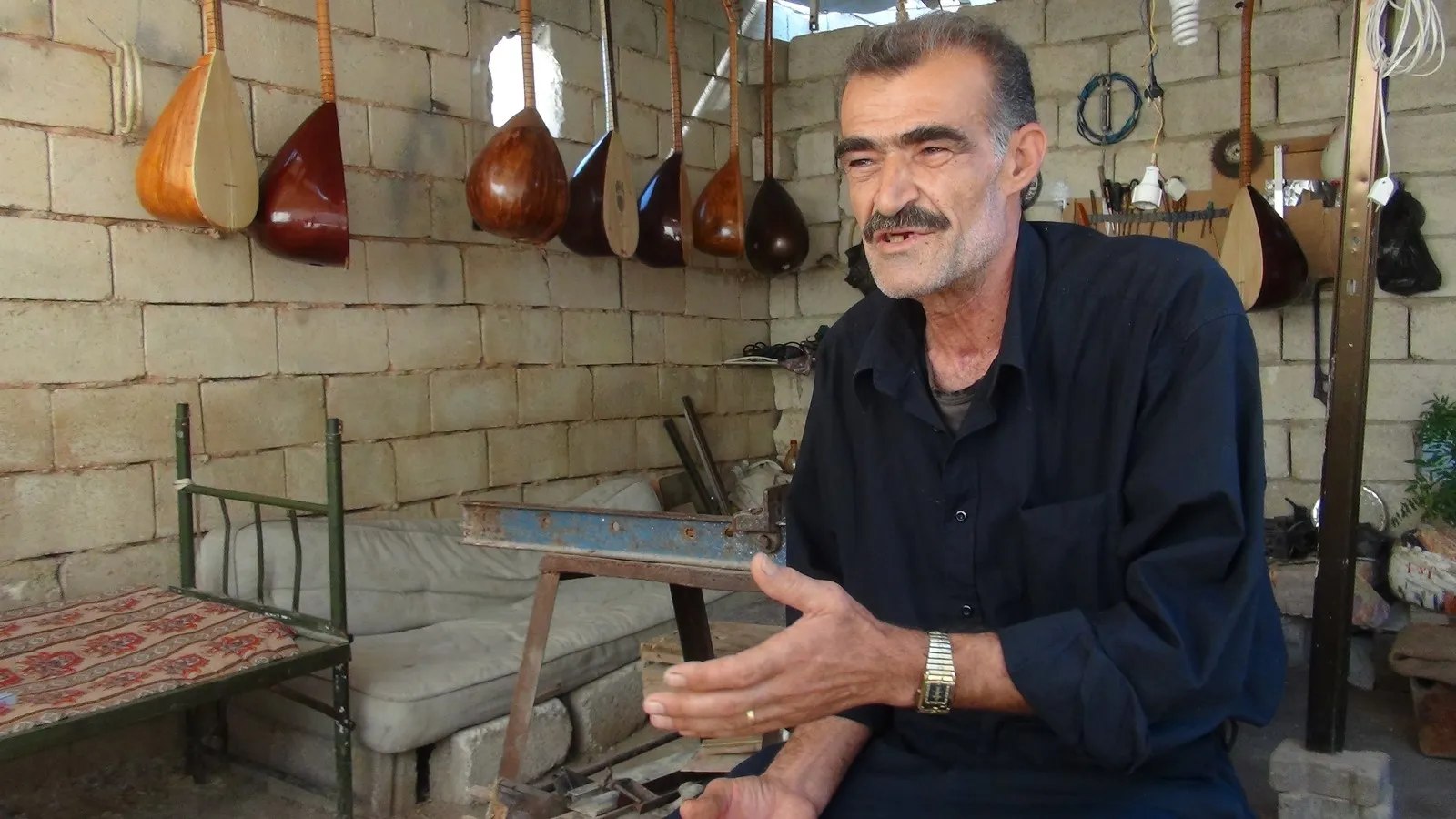 Piştî ew ji warê wî derxistin, li Şehbayê bi derfetên kêm sazê çêdike