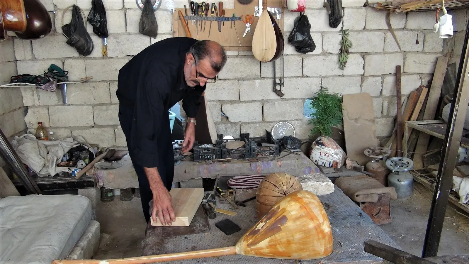 Piştî ew ji warê wî derxistin, li Şehbayê bi derfetên kêm sazê çêdike