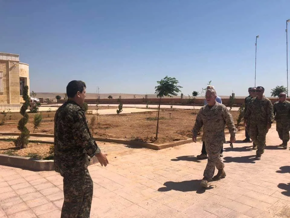 Fermandarê giştî yê QSD’ê bi rayedarên Amerîkayê re civiya