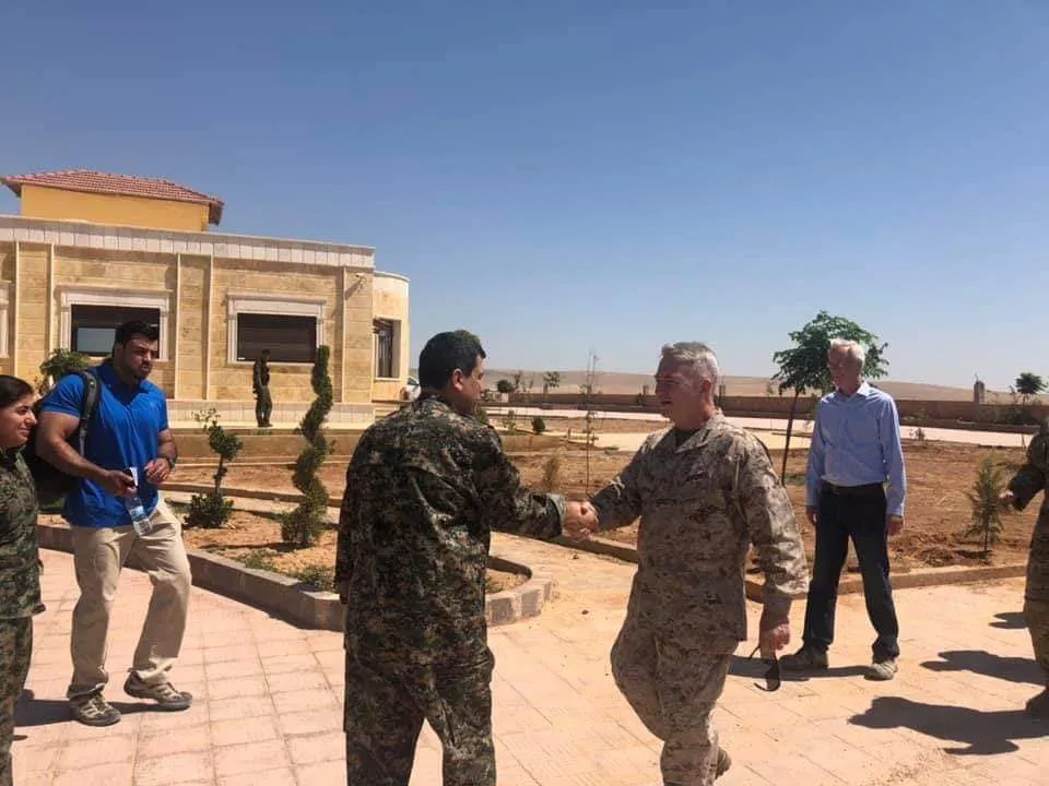 Fermandarê giştî yê QSD’ê bi rayedarên Amerîkayê re civiya