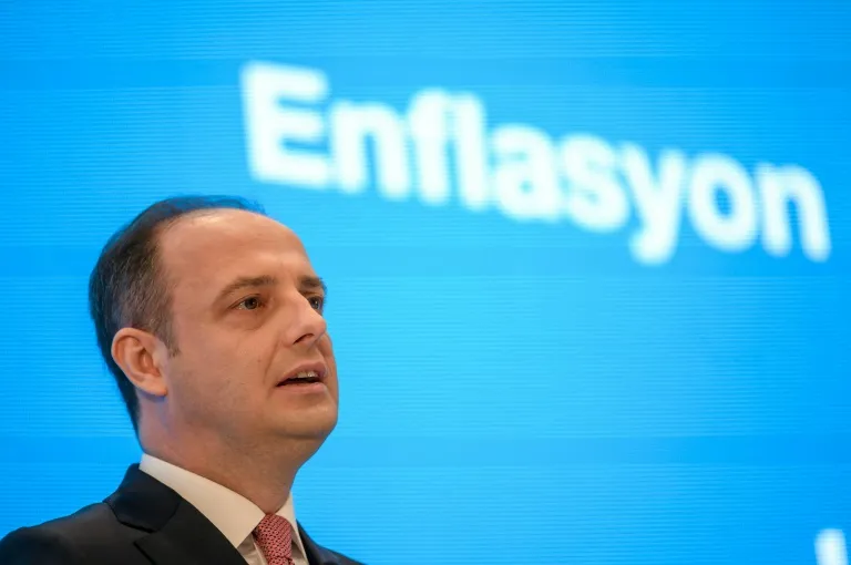 Binkeftina aborî ya hikumeta Erdogan, bû sedema îstîfakirina serokê Banka Navendî