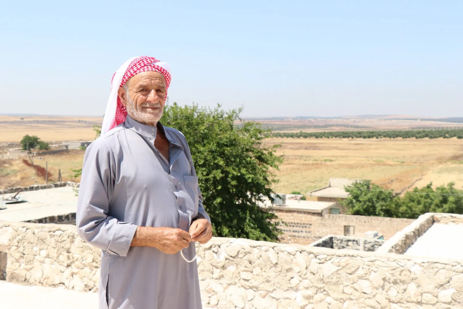 Bi hêviya vegerê her roj ji dûr ve li gundê xwe yê dagirkirî temaşe dike