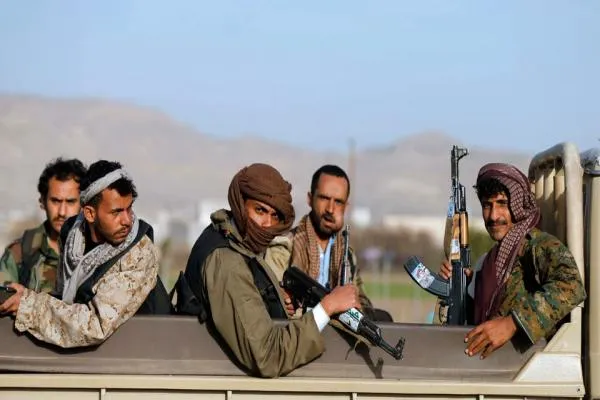 Hûsî nuqteyên artêşa Yemenê topbaran dikin