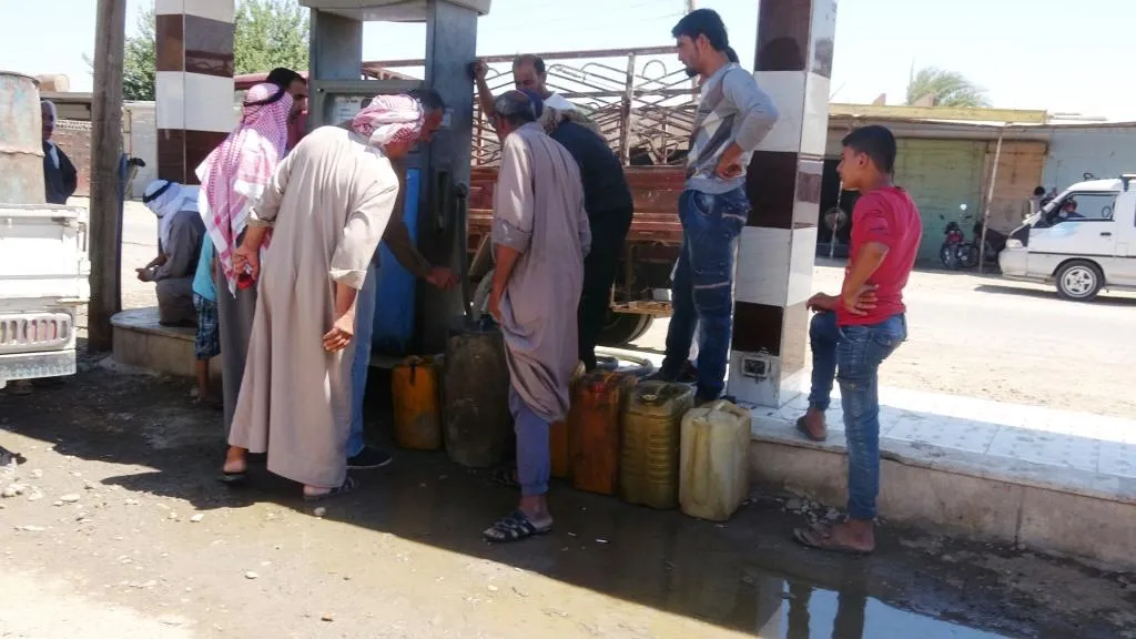 Li cotkarên gundewarên rojavayê Dêrazorê mazot hate belavkirin