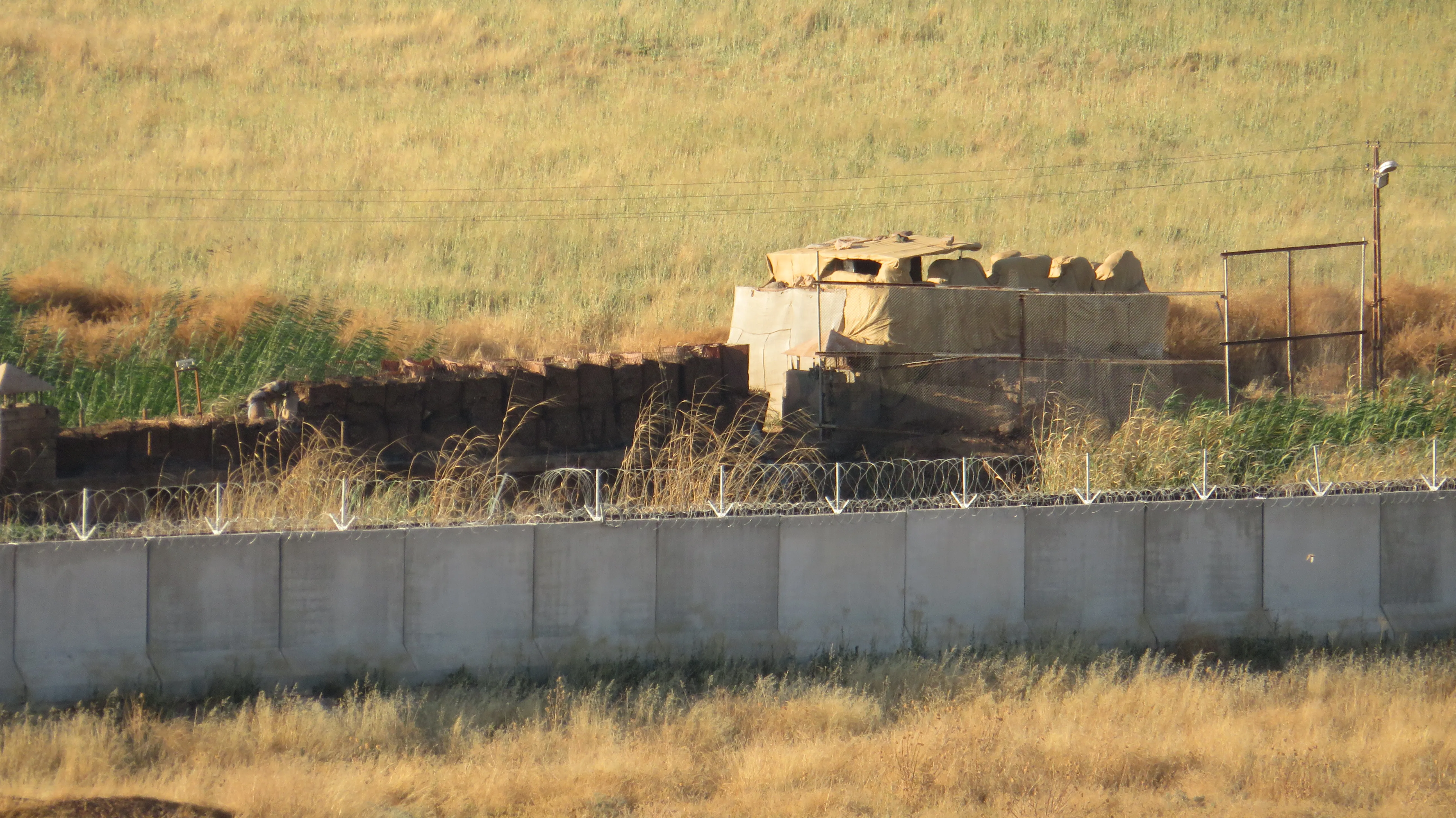 Dewleta Tirk li ser sînorê Girê Spî xendekan dikole