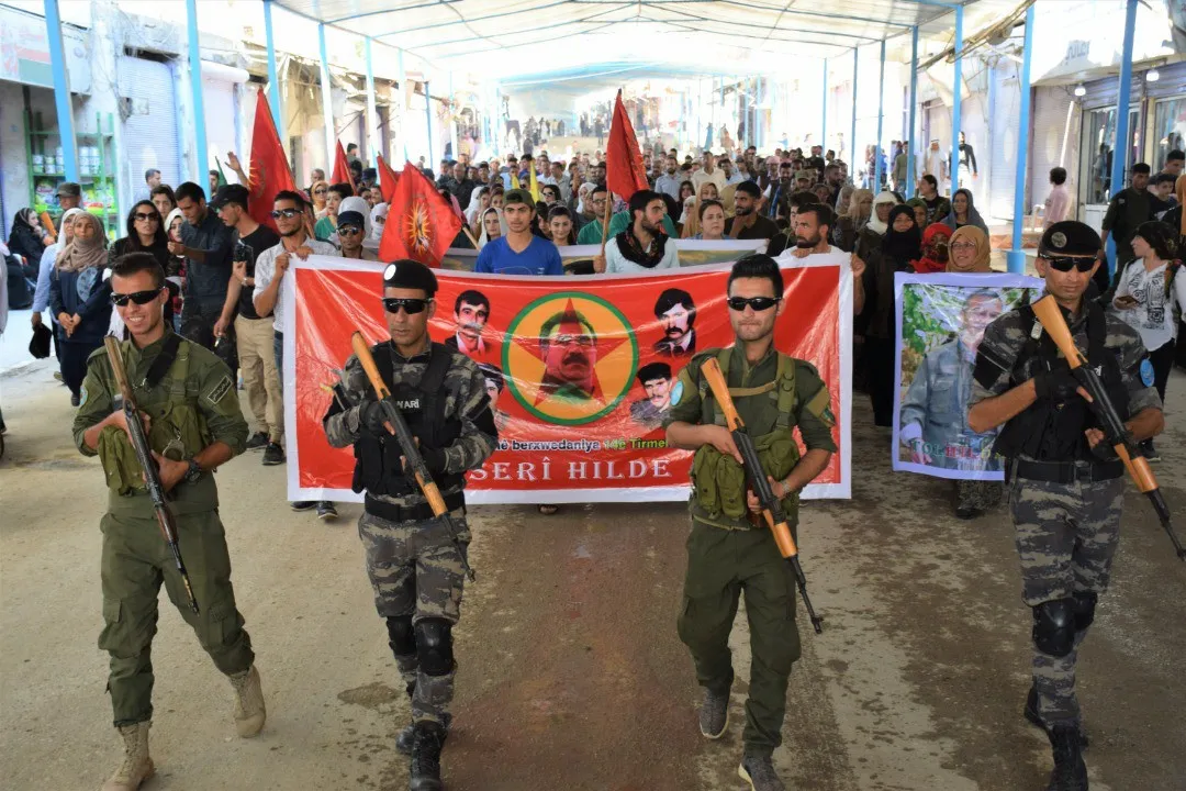 Ciwanên Serêkaniyê li hember dagirkeriya Tirk meşiyan